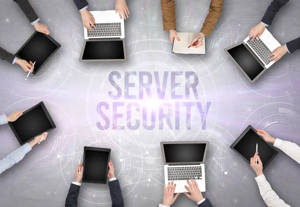 Grupp Människor Framför Bärbar Dator Med Server Security Insciption Webbsäkerhet — Stockfoto