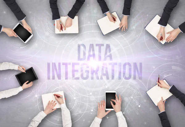 Grupo Personas Frente Ordenador Portátil Con Inscripcion Integracion Datos Concepto — Foto de Stock