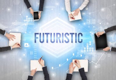 FUTURISTIC yazıtları, modern teknoloji konsepti olan bir ofiste çalışan meşgul insanlar grubu