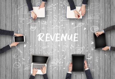 REVENUE yazıtları ve ortak çalışma konseptiyle birlikte çalışan bir grup iş adamı
