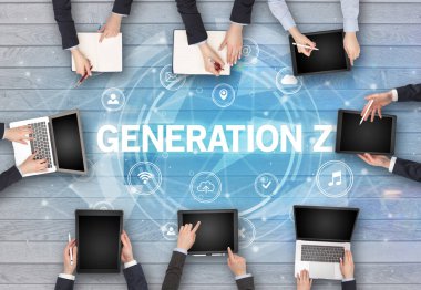 GENERATION Z insciption, sosyal ağ konsepti ile toplantı yapan bir grup insan