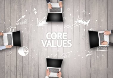 CORE VALUES yazıtları olan bir ofiste çalışan Meşgul İnsanlar Grubu, başarılı iş konsepti
