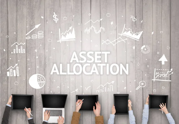 ASSET ALLOCATION yazıtları ile bir ofiste çalışan Meşgul İnsanlar Grubu, başarılı iş konsepti