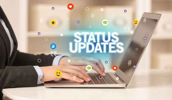 Фрілансерка Ноутбуком Написом Status Updates Концепція Соціальних Медіа — стокове фото