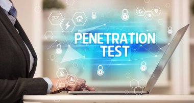 Dizüstü bilgisayar, internet güvenliği ve veri koruma konsepti, engelleme zinciri ve siber güvenlik üzerindeki PENETRASYON TEST yazıtları