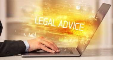 Yasal ADVICE yazıtları ve başarılı iş konseptiyle birlikte dizüstü bilgisayarda çalışan iş adamlarının yakınlaşması