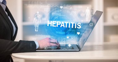 HEPATITIS yazıtları ile sağlık kontrolü yapan doktor tıbbi test sonuçlarını kaydediyor.