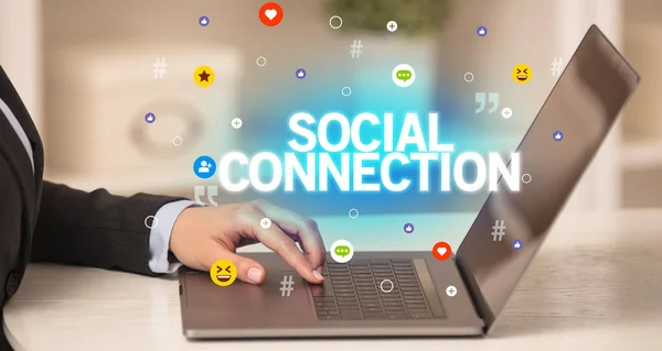 Freiberuflerin Mit Laptop Mit Social Connection Aufschrift Social Media Konzept — Stockfoto