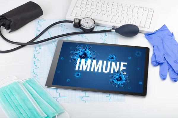 Tablet Herramientas Médicas Superficie Blanca Con Inscripción Inmune Concepto Pandémico —  Fotos de Stock