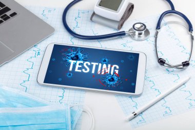 TESTING yazıtları, salgın konsepti ile beyaz yüzeyde tablet pc ve doktor araçları