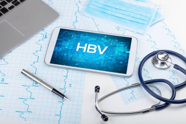 HBV kısaltmalı bir tabletin yakın plan görüntüsü, tıbbi konsept