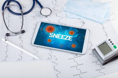 SNEEZE yazıtları, mikrobiyoloji kavramına sahip bir tabletin yakın plan görüntüsü