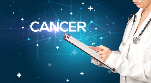 의사는 의학적 개념인 Cancer 비문으로 기록을 — 스톡 사진