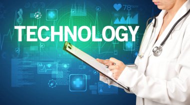 Genç doktor TECHNOLOGY yazıtları ve sağlık konseptiyle notlar yazıyor.
