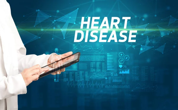 Lekarz Pisze Notatki Tablicy Napisem Heart Disease Koncepcja Diagnozy Medycznej — Zdjęcie stockowe