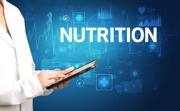 Fiatal Orvos Jegyzeteket Nutrition Felirattal Egészségügyi Koncepcióval — Stock Fotó