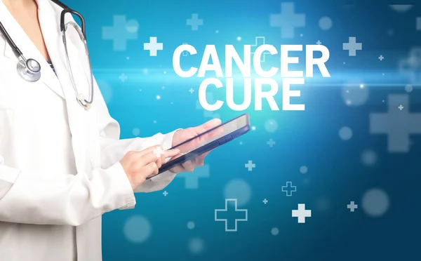 Врач Пишет Заметки Планшете Надписью Cancer Cure Концепция Оказания Первой — стоковое фото