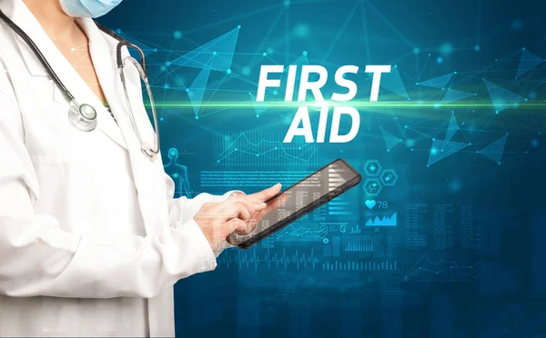 Médico Escribe Notas Portapapeles Con Inscripción First Aid Concepto Diagnóstico —  Fotos de Stock