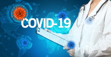 Doktor tıbbi kayıtları COVID-19 yazısıyla dolduruyor. Viroloji konsepti.