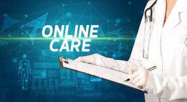 Doktor panoya ONLINE CARE yazısını, tıbbi tanı kavramını içeren notlar yazar.