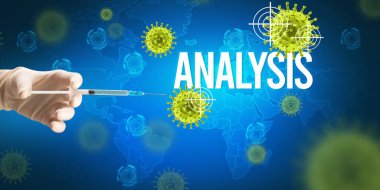 Doktorların yakından görüntüsü beyaz bir eldiven içinde, üzerinde ANALYSIS yazıları ve koronavirüs panzehiri olan bir şırınga taşıyor.