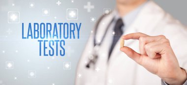 LABORATOROY TESTS yazıtları, tıbbi konsept içeren bir ilaç veren bir doktorun yakın çekimi