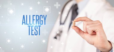 Doktorun ALLERGY TEST yazıtlı, tıbbi konsept içeren bir hap verdiği yakın plan.