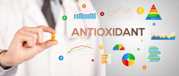 Nutritionist Sana Antiyoxidant Yazıtlı Bir Hap Veriyor Sağlıklı Yaşam Tarzı — Stok fotoğraf