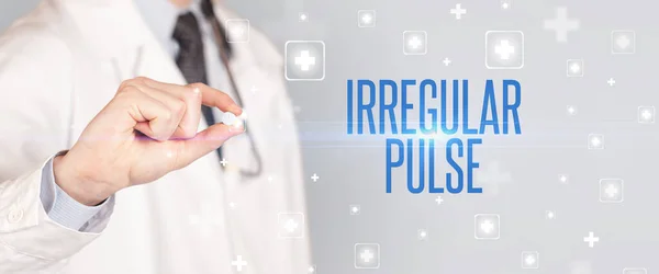 Nære Lege Som Gir Pille Med Irregular Pulse Inskripsjon Medisinsk – stockfoto