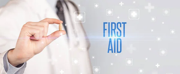 Крупный План Врача Дающего Таблетку Надписью First Aid Медицинская Концепция — стоковое фото