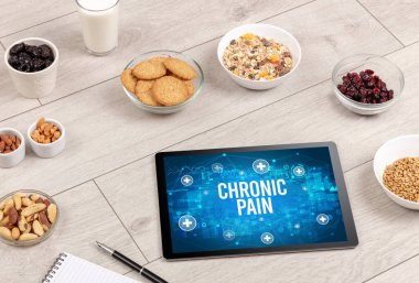 Tablet PC 'de CHRONIC Ağrı Konsepti Sağlıklı yiyecekler, üst görünüm