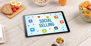 SOSYAL SELLING yazıtları, Sosyal Ağ kavramına sahip sağlıklı tablet Pc bileşimi
