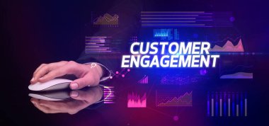 CUSTOMER ENGAGEMENT yazıtları ve siber iş konseptiyle el ele tutuşmak