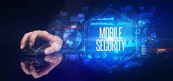モバイルセキュリティの碑文 サイバーセキュリティの概念と携帯電話の周辺機器を保持 — ストック写真
