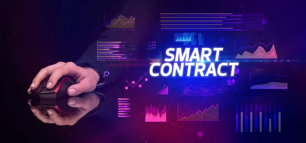 Mão Segurando Periférico Sem Fio Com Inscrição Smart Contract Conceito — Fotografia de Stock