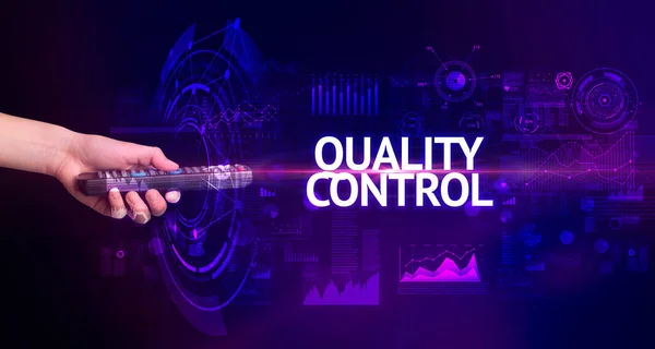 Handhalterung Drahtlose Peripherie Mit Quality Control Beschriftung Modernes Technologiekonzept — Stockfoto