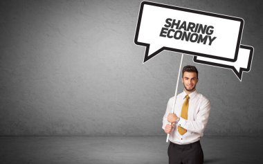 Genç iş adamı, günlük bekleme yolu tabelasında 