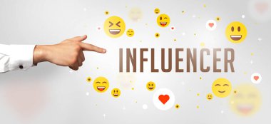 INFLUENCER yazıtlarına, sosyal medya kavramına yakın çekim