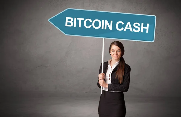 Junger Geschäftsmann Lässigem Halten Eines Verkehrsschildes Mit Bitcoin Cash Aufschrift — Stockfoto