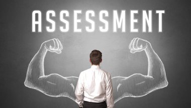 ASSESSMENT yazıtları, güçlü iş konsepti olan bir işadamının arka görünümü