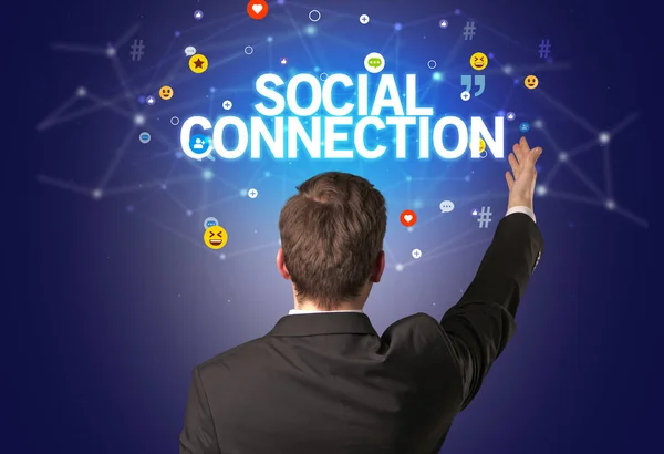 ソーシャルコネクションの碑文を持つビジネスマンの背面ビュー ソーシャルネットワーキングコンセプト — ストック写真
