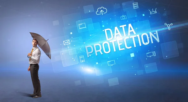 Бизнесмен Защищающийся Зонтиком Кибератаки Надписи Data Protection Концепция Онлайн Безопасности — стоковое фото