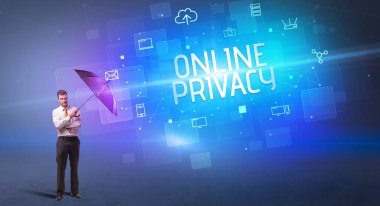 Siber saldırıya karşı şemsiyeyle savunma yapan iş adamı ve ONLINE Özel Yazı, çevrimiçi güvenlik kavramı