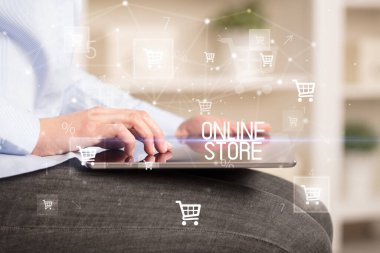 Genç kişi, ONLINE Mağazası yazısıyla çevrimiçi alışveriş uygulaması üzerinden alışveriş yapıyor