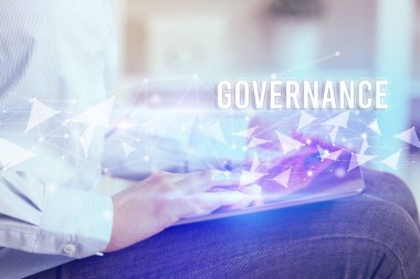 GOVERNANCE yazıtları ve modern iş teknolojisi kavramı olan tablet kullanarak elleri kapat