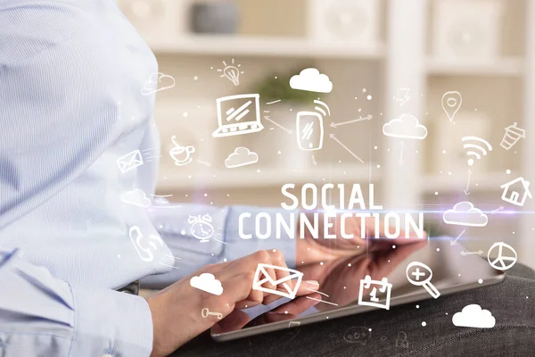 Close Uma Pessoa Usando Redes Sociais Com Inscrição Connecção Social — Fotografia de Stock