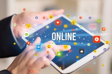 Sosyal medya simgeleri ve ONLINE yazıtlarıyla multimedya oynayan iş adamını kapat