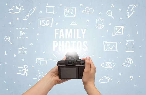 Ruční Fotografování Digitálním Fotoaparátem Nápisem Rodinné Fotky Koncepce Nastavení Fotoaparátu — Stock fotografie
