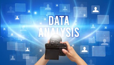 DATA ANALYSIS yazıtlı el kamerasının yakın çekimi, video izleme konsepti