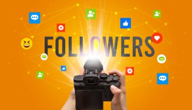 FOLLOWERS yazıtlı sosyal medya içeriğini yakalamak için kamera kullanmak, sosyal medya içeriği kavramı